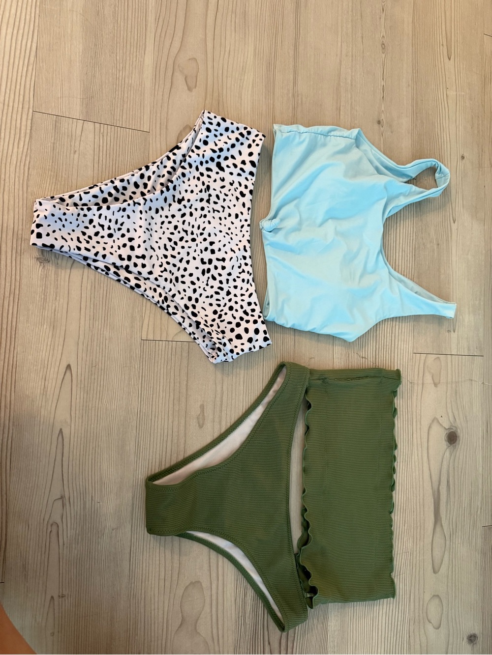 Bag of bikinis & swimsuits - Picture 3 of 9